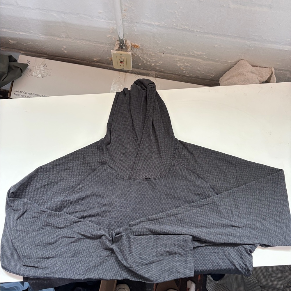 Men's XL lululemon metal vent long sleeve hoodie